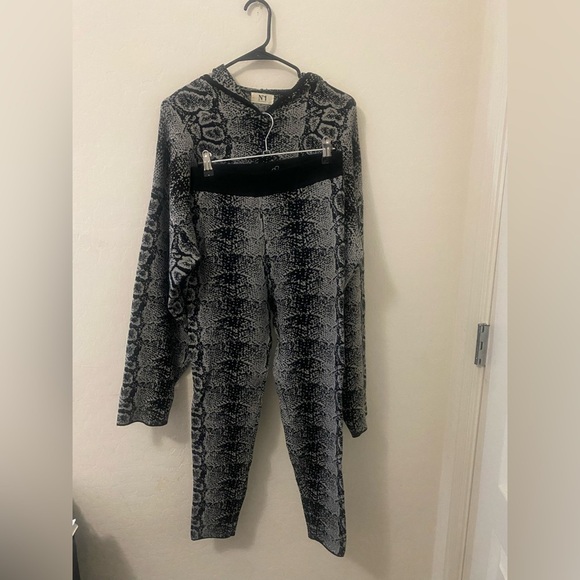 ‼️Snakeskin Cropped Hoodie Set‼️ - Picture 9 of 11